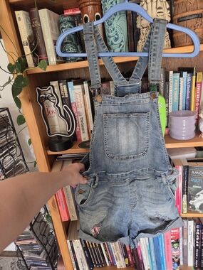 Sz 11 Blue Light-Wash Distressed Denim Short Overalls